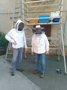 De gauche à droite, Jean-Paul GRESSARD et Pascal MONNIER avec leur tenue de protection.